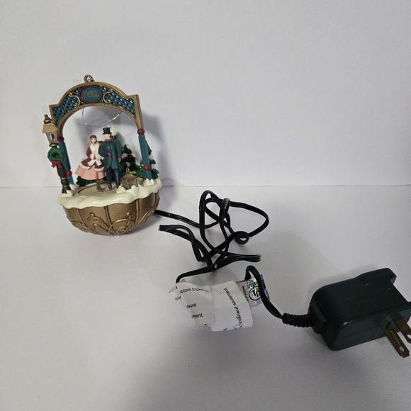 Carlton Cards Vintage Holiday Music Ornament with Lights "Holiday Waltz" - Picture 10 of 15
